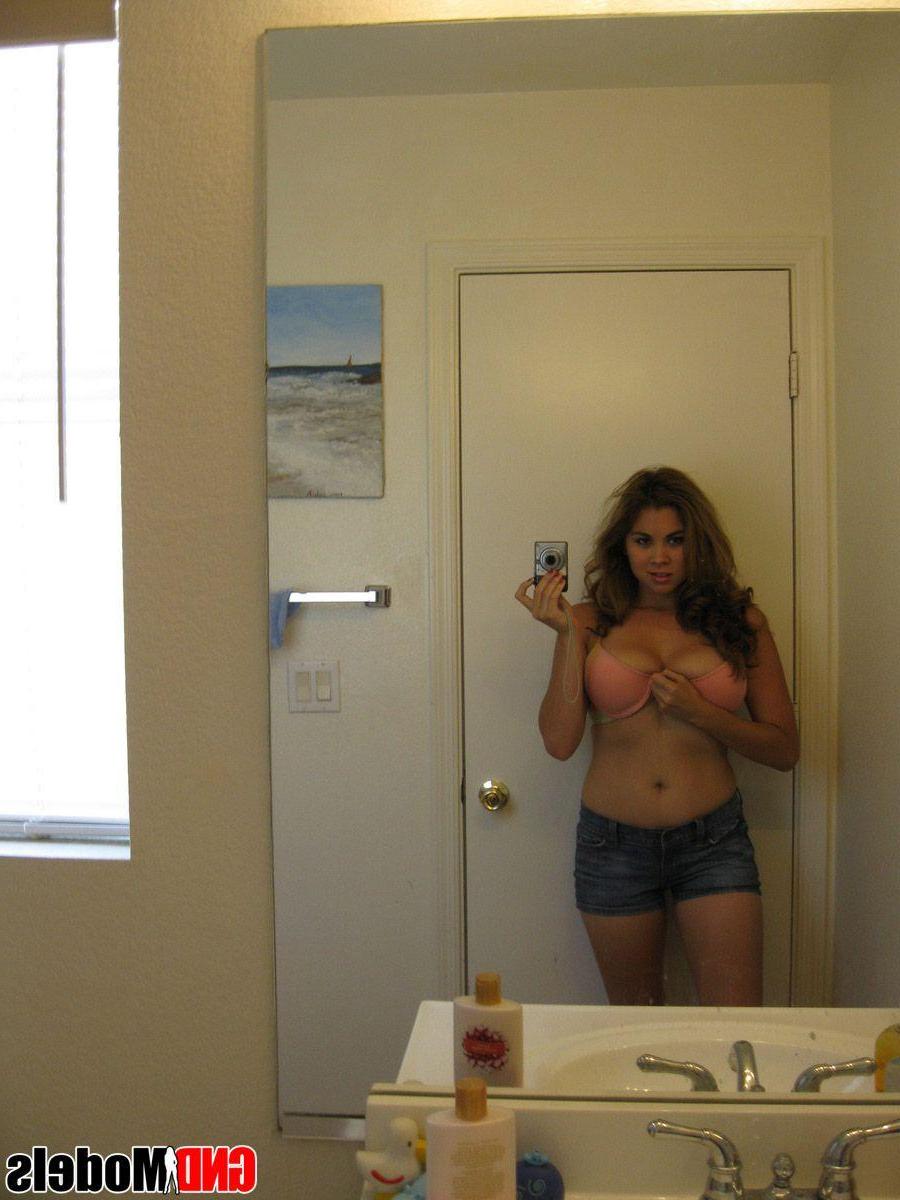 12P Pictures of a hot girlfriend taking pics of herself