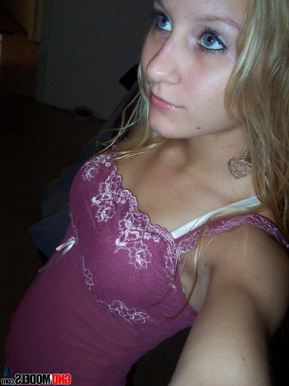 12P Pictures of a hot blonde girl taking pics of herself