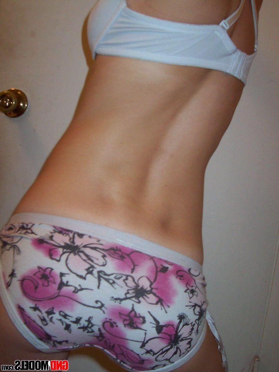 12P Pictures of a hot blonde girl taking pics of herself