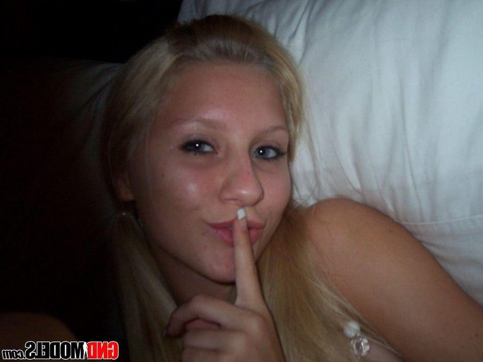 12P Pictures of a hot blonde girl taking pics of herself
