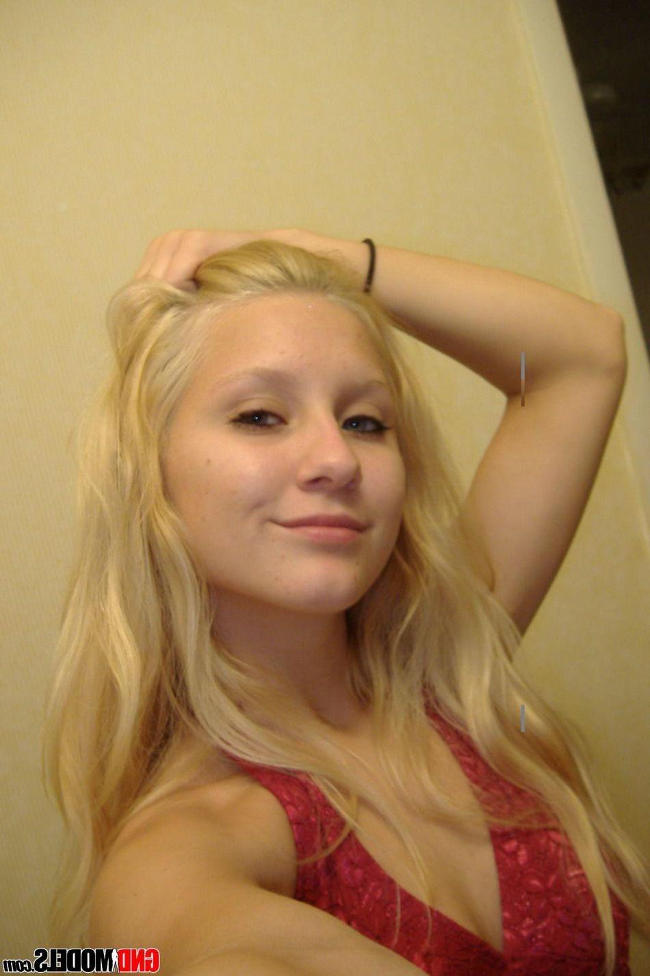 12P Pictures of a hot blonde girl taking pics of herself