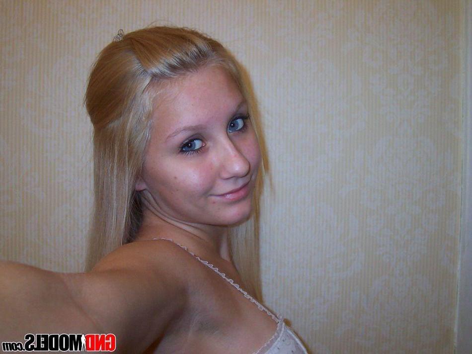 12P Pictures of a hot blonde girl taking pics of herself