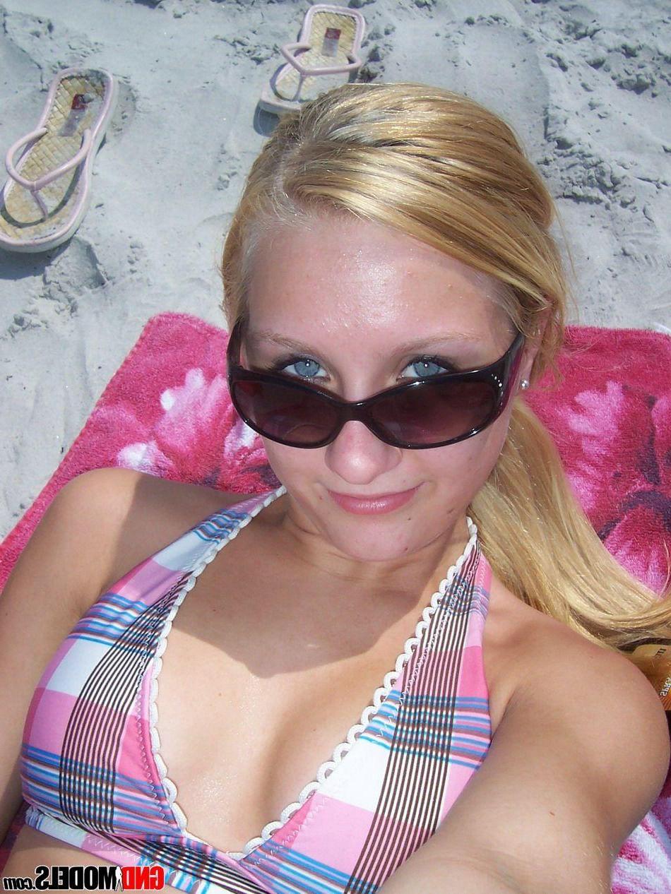 12P Pictures of a hot blonde girl taking pics of herself