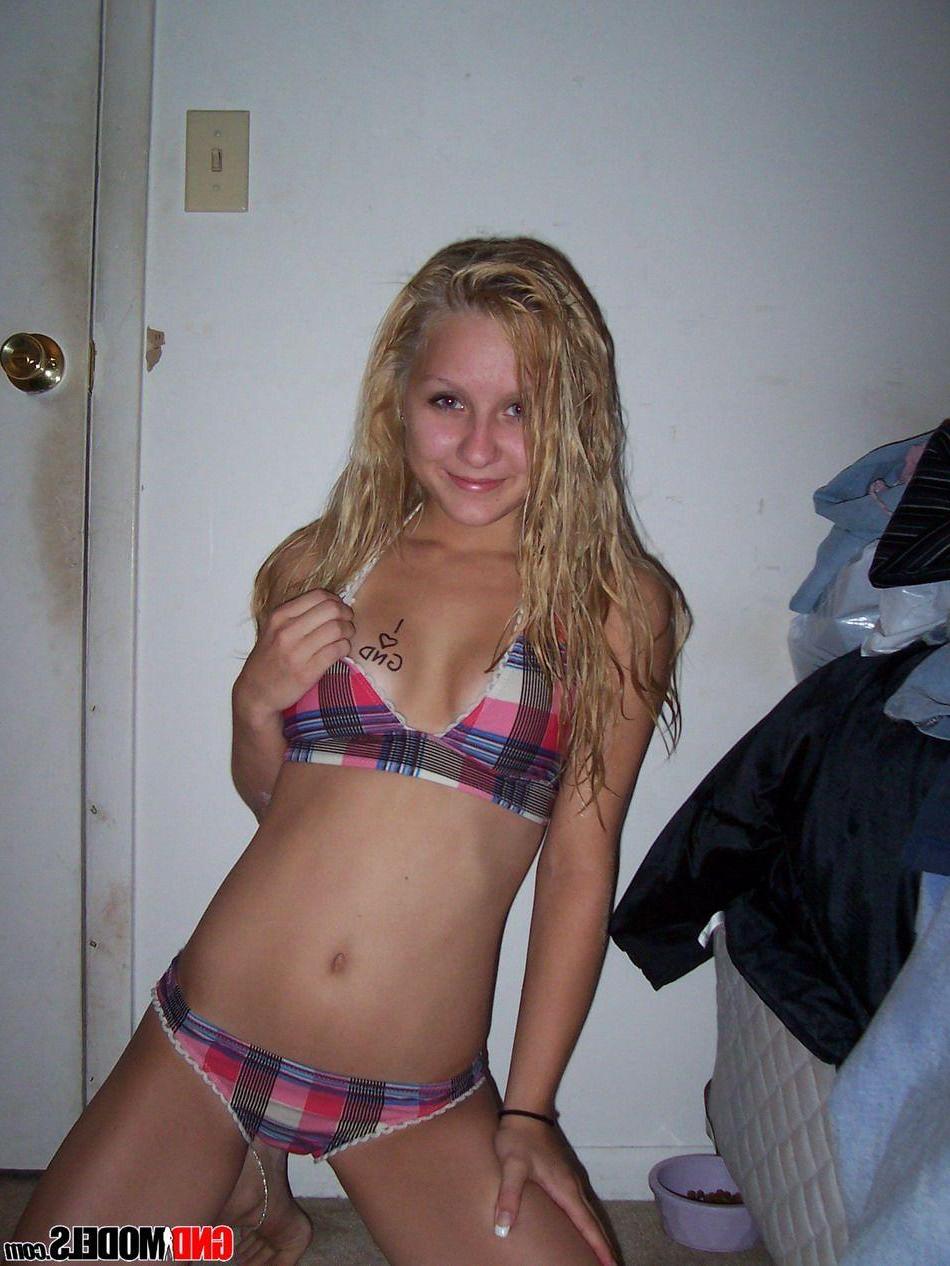 12P Pictures of a hot blonde girl taking pics of herself