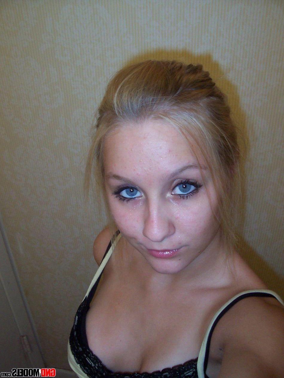 12P Pictures of an amateur girl trying nude modeling