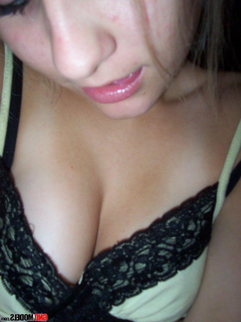 12P Pictures of an amateur girl trying nude modeling