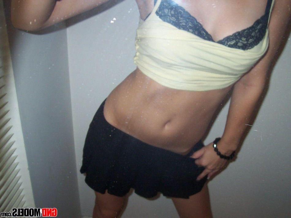12P Pictures of an amateur girl trying nude modeling