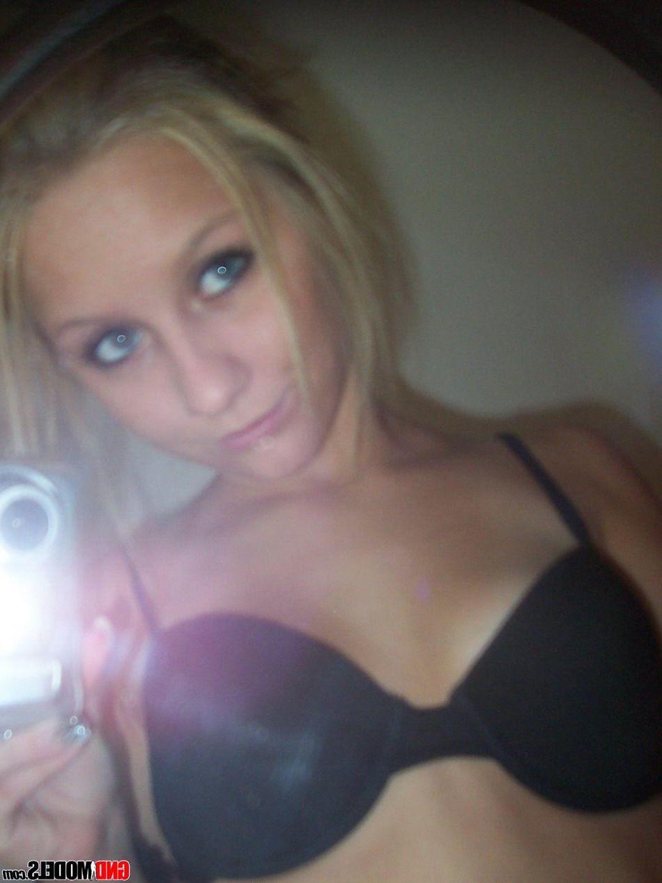 12P Pictures of an amateur girl trying nude modeling