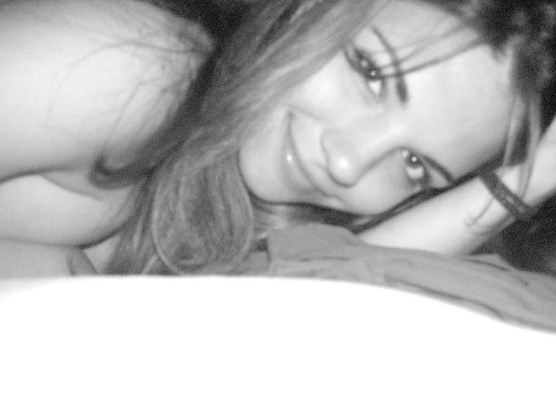 16P Pictures of a hot girlfriend showing off