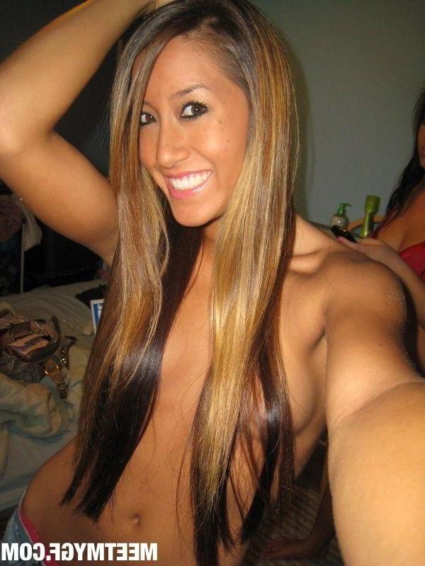 12P Pictures of a stunning girlfriend teasing