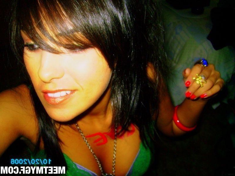 16P Pictures of a gorgeous girlfriend showing off