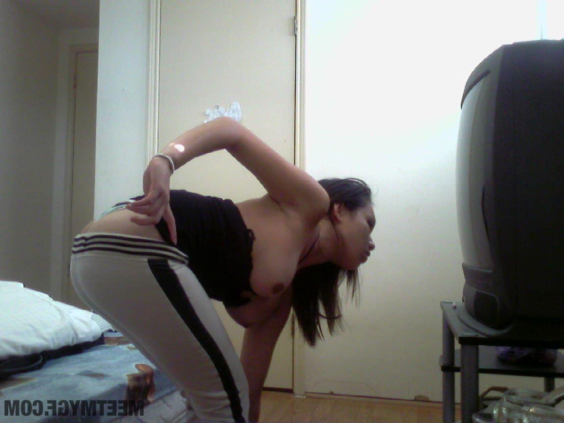 16P Pictures of a hot asian girlfriend showing off