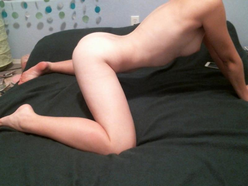 14P Naughty scene girlfriend likes posing naked and spreading