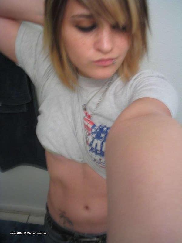 15P Nice picture gallery of a naked emo GF in the bath tub