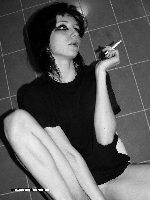 14P Pictures of a naughty goth chick posing naked in the bath