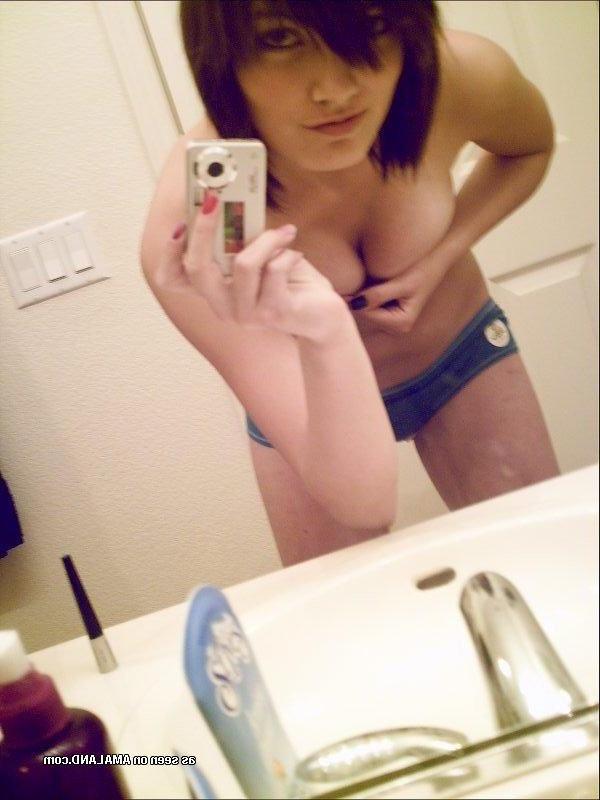 14P Pictures of a hot alternative girlfriend getting naked for camera