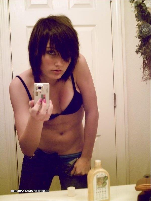 14P Pictures of a hot alternative girlfriend getting naked for camera