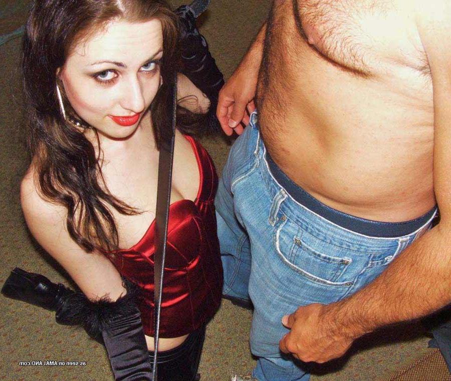 16P Pictures of a hot goth girlfriend showing her sexy body