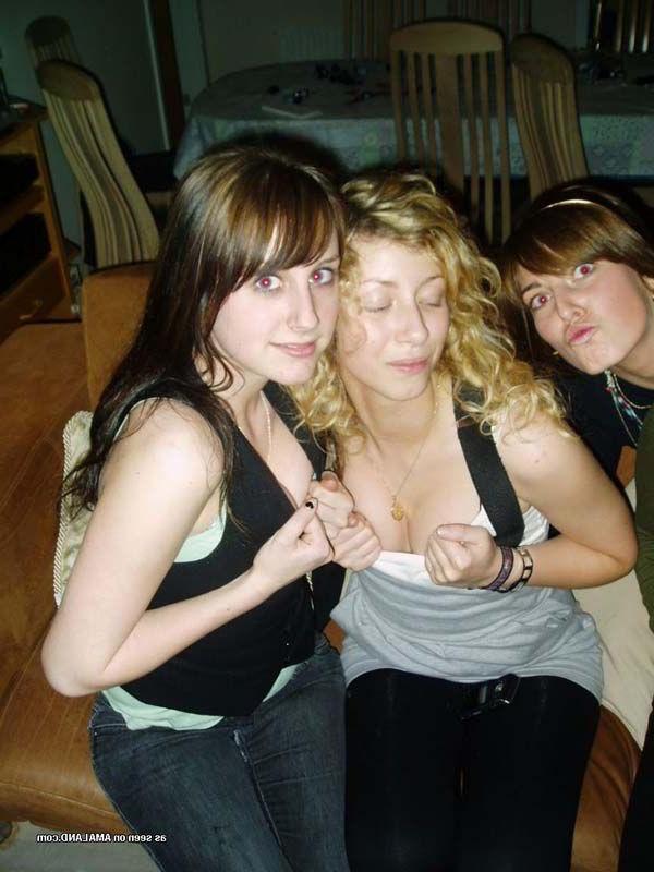 15P Pictures of hot girlfriends in the bath