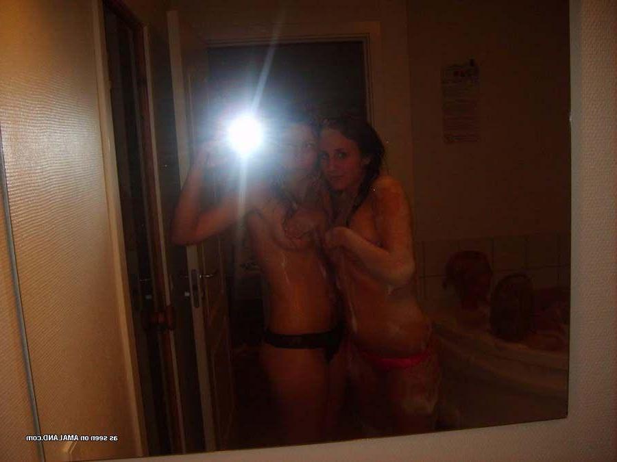 15P Pictures of hot girlfriends in the bath