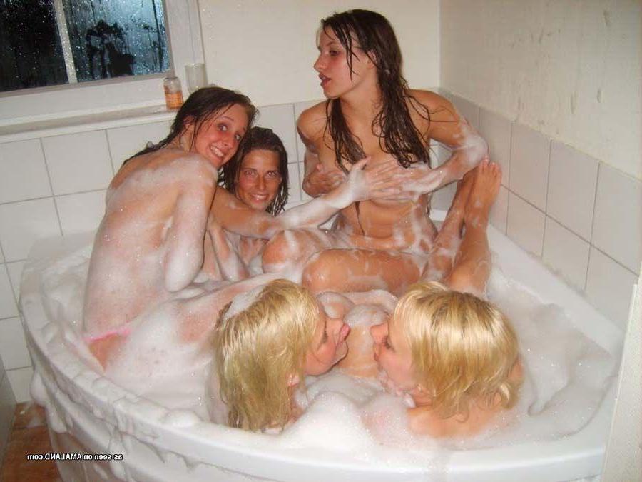 15P Pictures of hot girlfriends in the bath