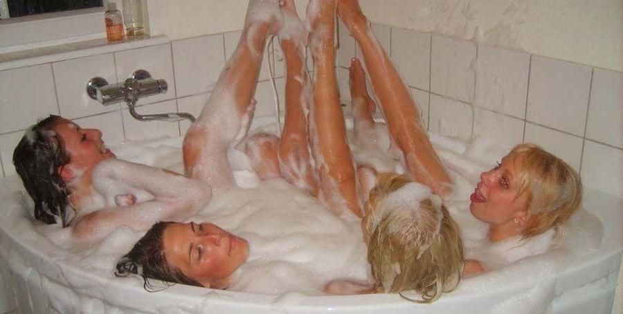 15P Pictures of hot girlfriends in the bath