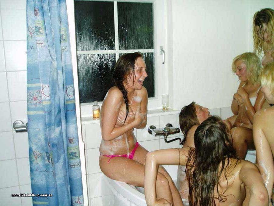 15P Pictures of hot girlfriends in the bath