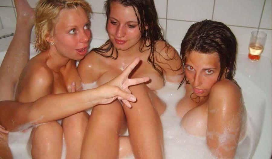 15P Pictures of hot girlfriends in the bath