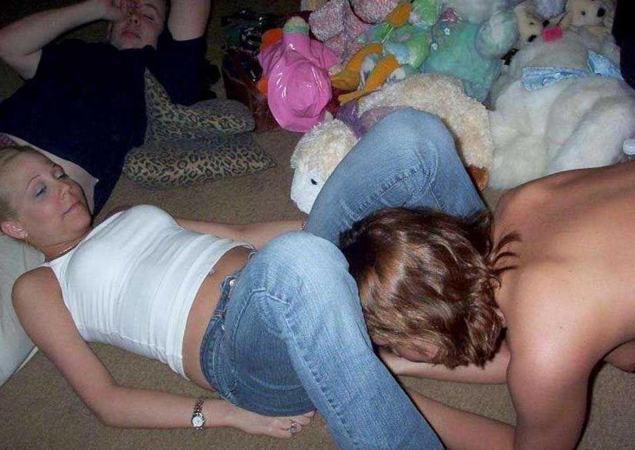 15P Pictures of hot teen girls going at it