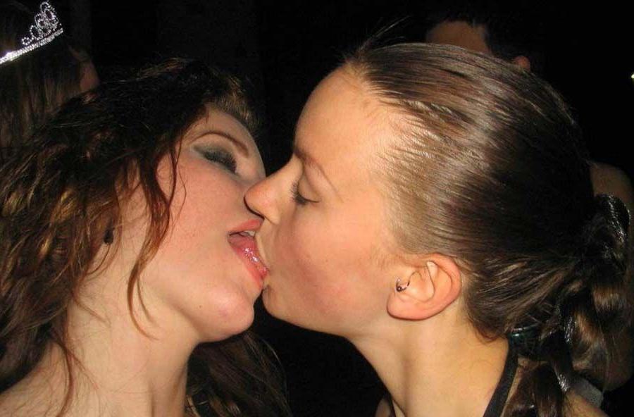 15P Pictures of hot teen girls going at it