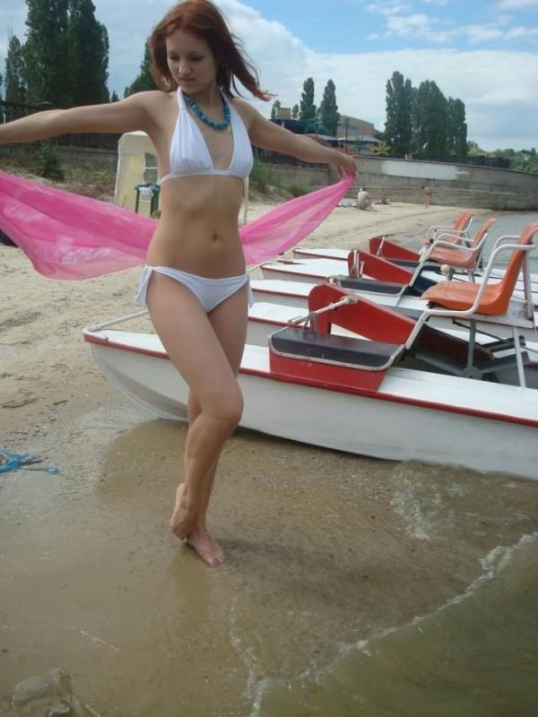 10P Babes display their tight bodies in sexy bikinis outdoors