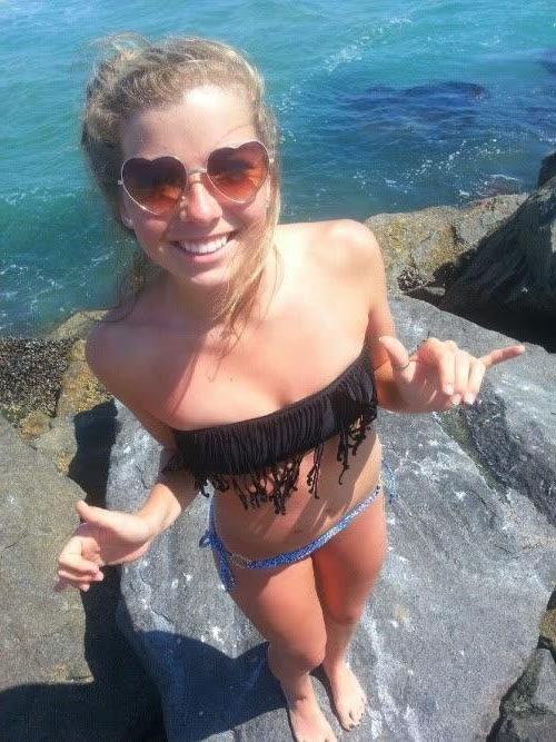 10P Girlfriends show their fine bodies while posing in bikinis