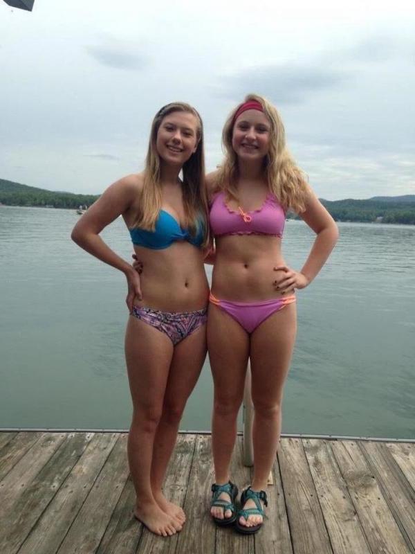 10P Girlfriends show their fine bodies while posing in bikinis