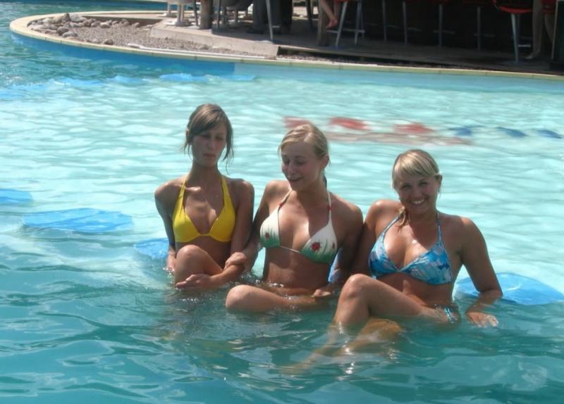 14P Girlfriends display sexy bikini bodies while posing outdoors