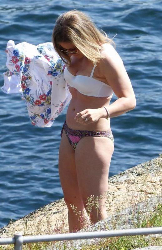 14P Girlfriends display sexy bikini bodies while posing outdoors