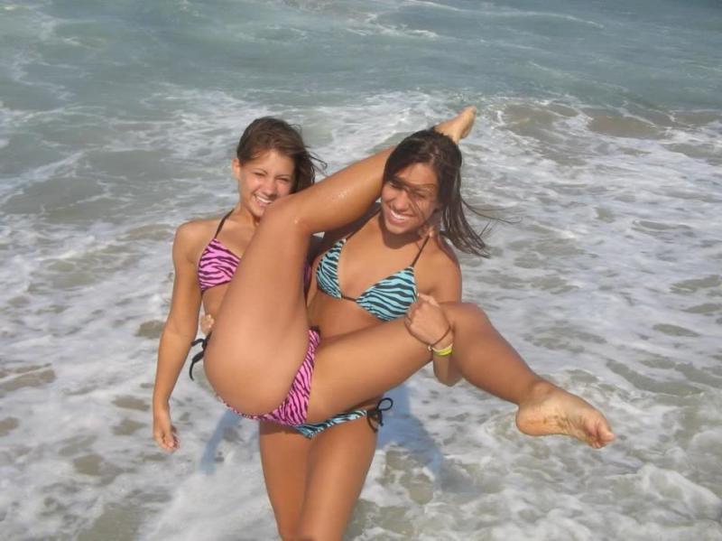 14P Girlfriends display sexy bikini bodies while posing outdoors