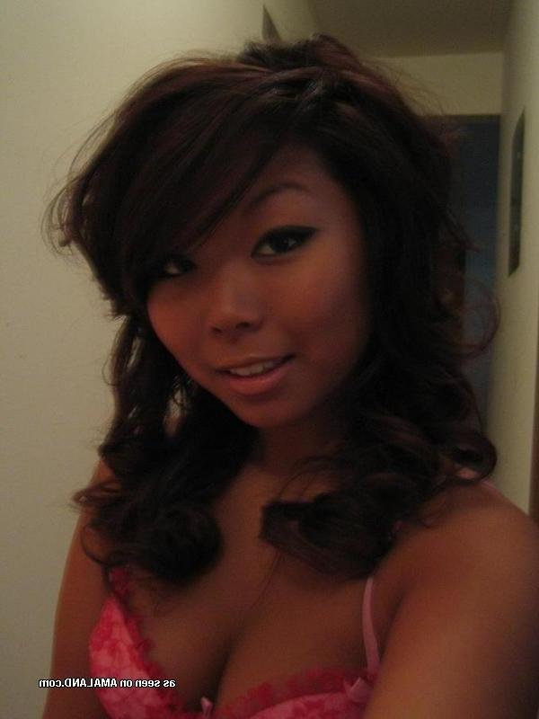 14P Tattooed non-nude girlfriend camwhoring at home