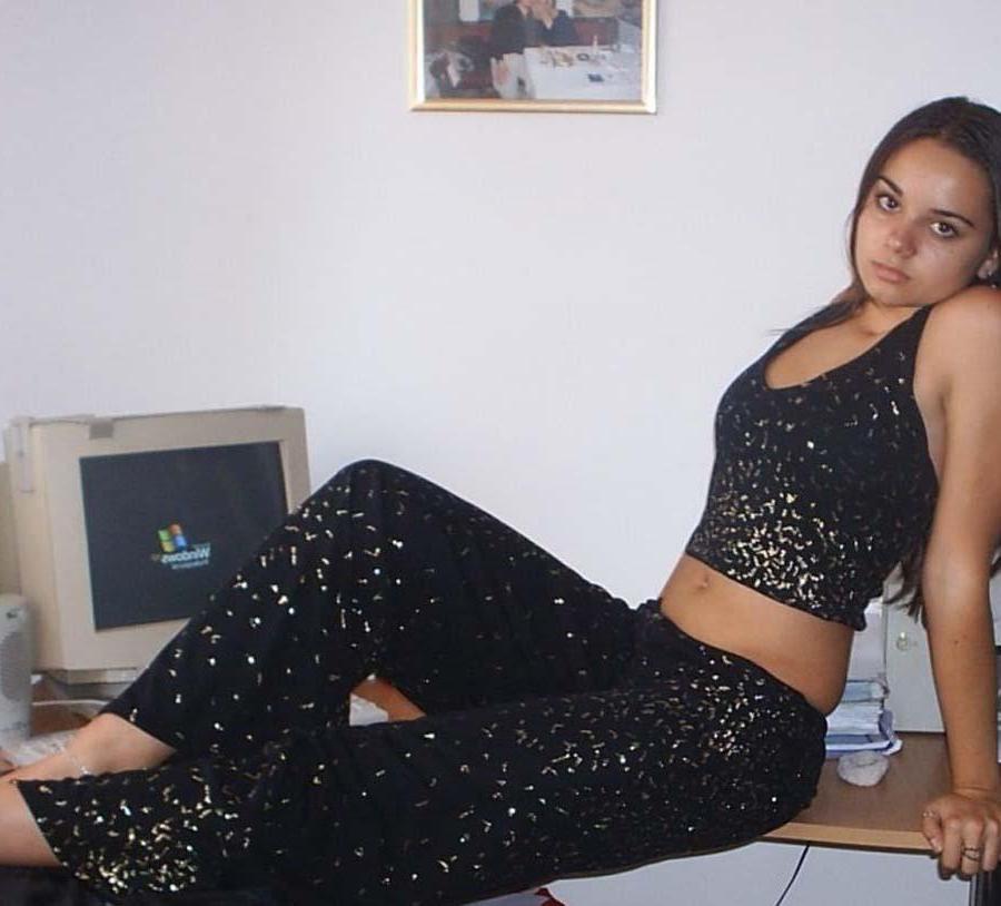 15P Picture gallery of a non-nude sexy amateur girlfriend showing off