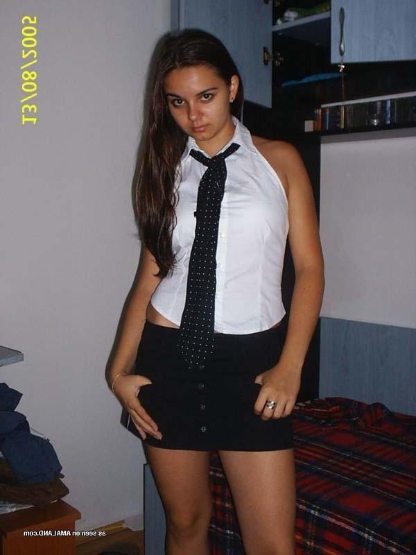 15P Picture gallery of a non-nude sexy amateur girlfriend showing off
