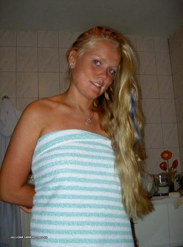 15P Picture gallery of an amateur sexy bikini chick