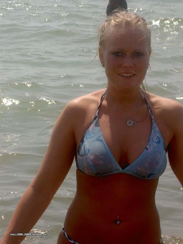 15P Picture gallery of an amateur sexy bikini chick