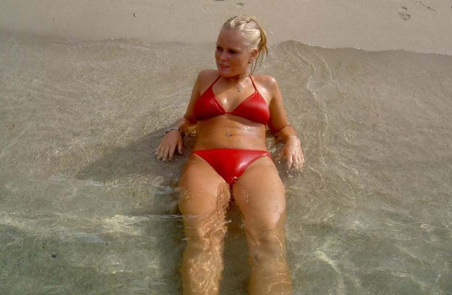 15P Picture gallery of an amateur sexy bikini chick