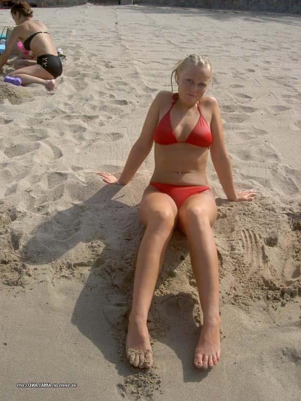 15P Picture gallery of an amateur sexy bikini chick