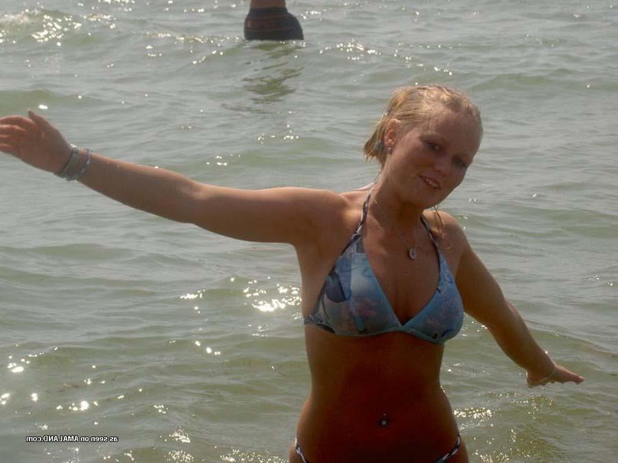 15P Picture gallery of an amateur sexy bikini chick