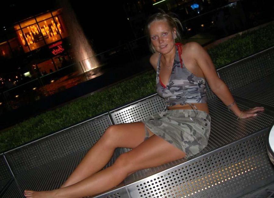 15P Picture gallery of an amateur sexy bikini chick