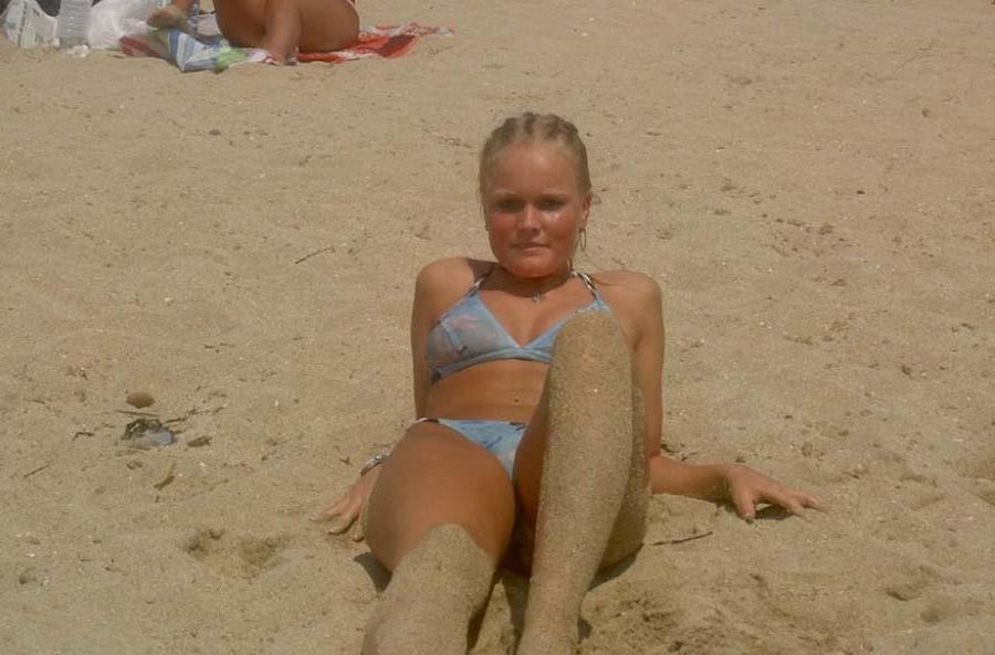 15P Picture gallery of an amateur sexy bikini chick