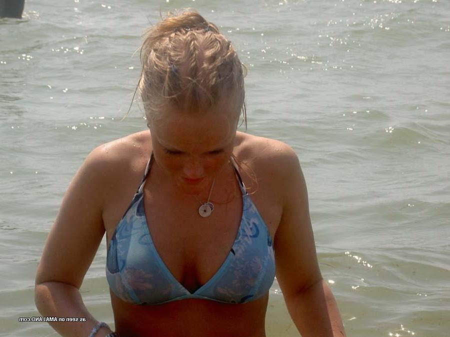 15P Picture gallery of an amateur sexy bikini chick