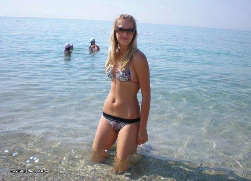 15P Steamy hot sexy amateur bikini-clad girlfriends