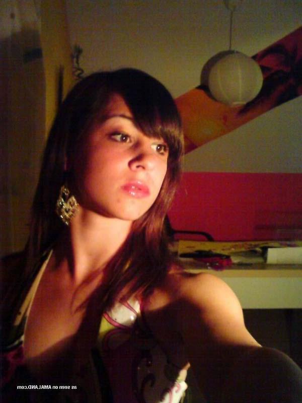 16P Pictures of a hot brunette girlfriend showing her body on camera