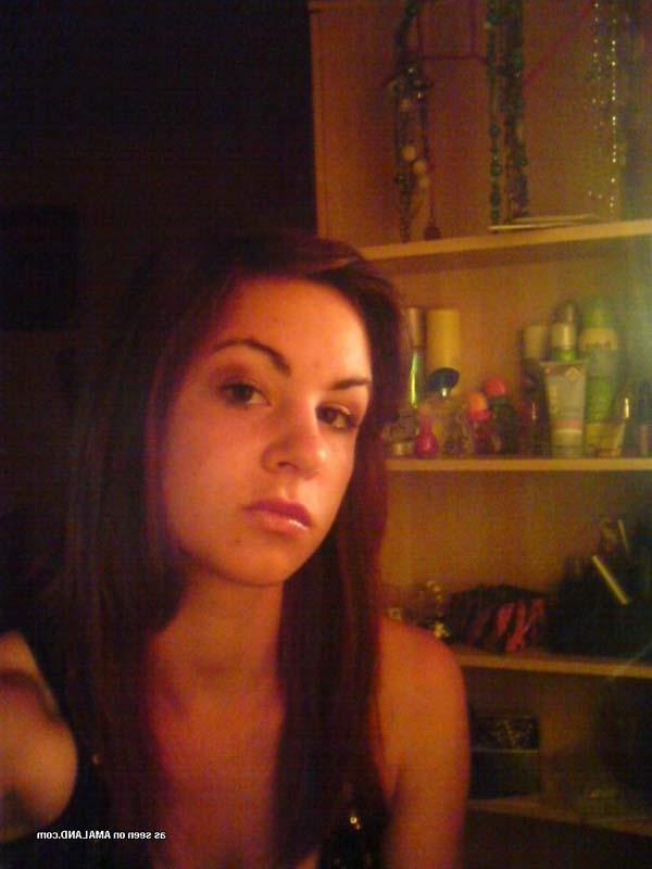 16P Pictures of a hot brunette girlfriend showing her body on camera